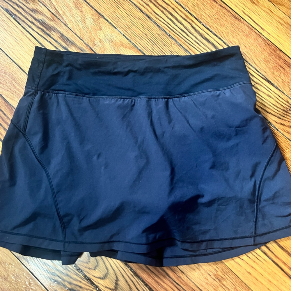 Lululemon skirt - size 4 - no string - ruffle butt